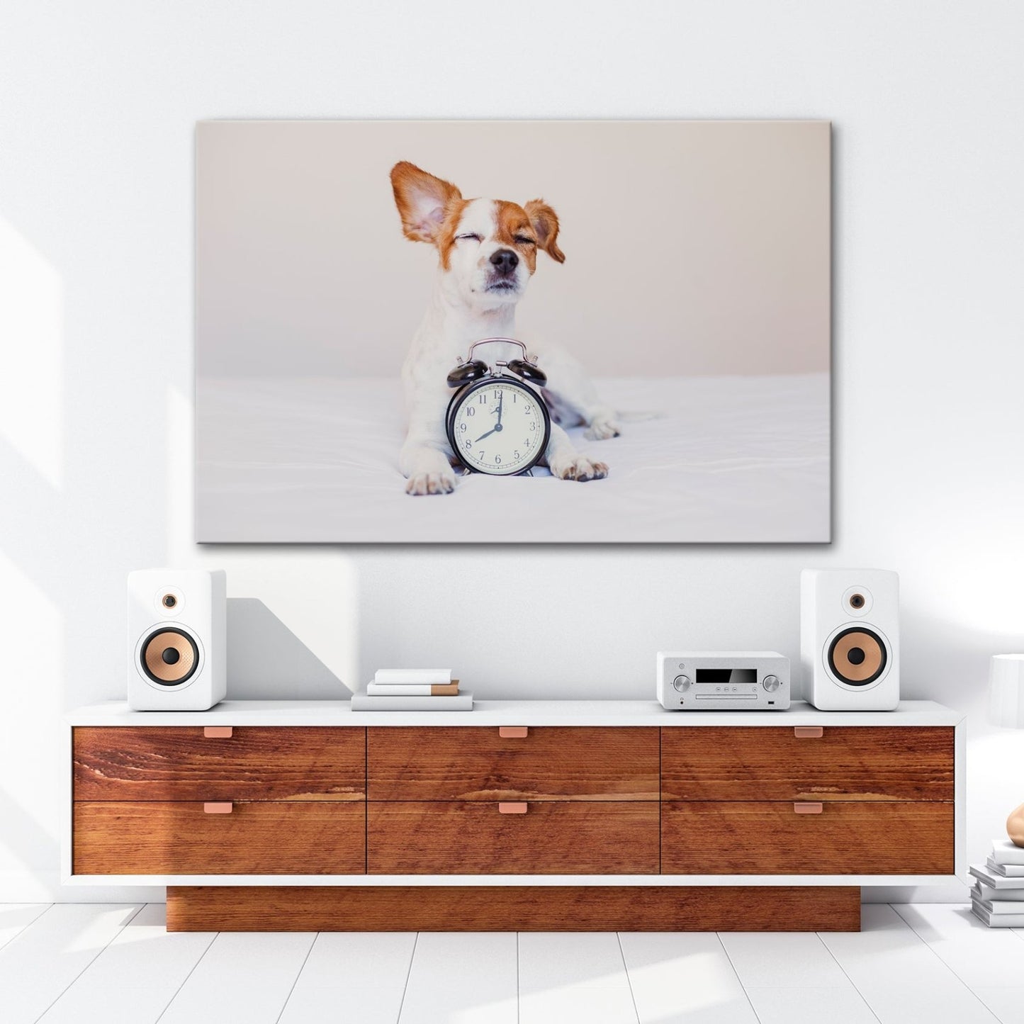 Leinwandbild Der Wecker hat verloren – Hund genießt den Morgen. - deyoli