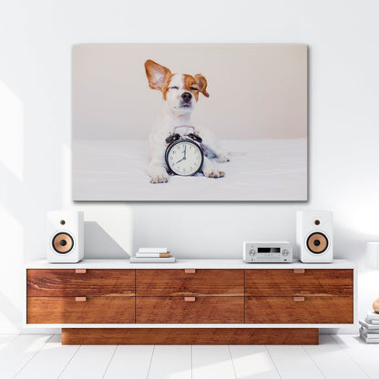 Leinwandbild Der Wecker hat verloren – Hund genießt den Morgen. - deyoli