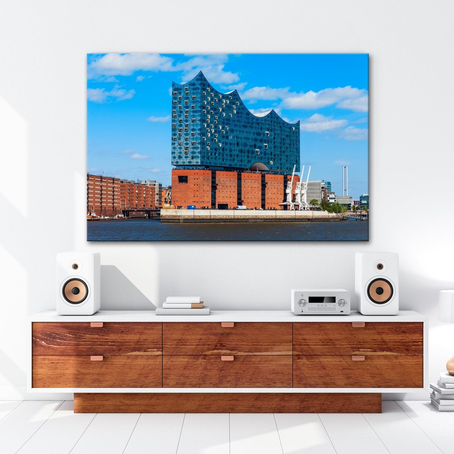 Leinwandbild Die Elbphilharmonie glänzt unter klarem Himmel am Strom. - deyoli