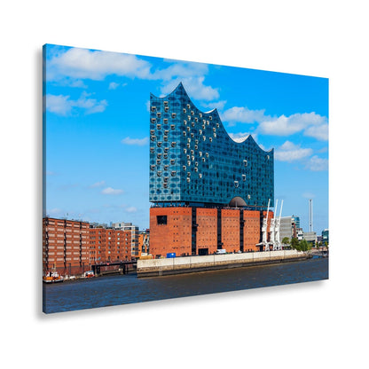 Leinwandbild Die Elbphilharmonie glänzt unter klarem Himmel am Strom. - deyoli