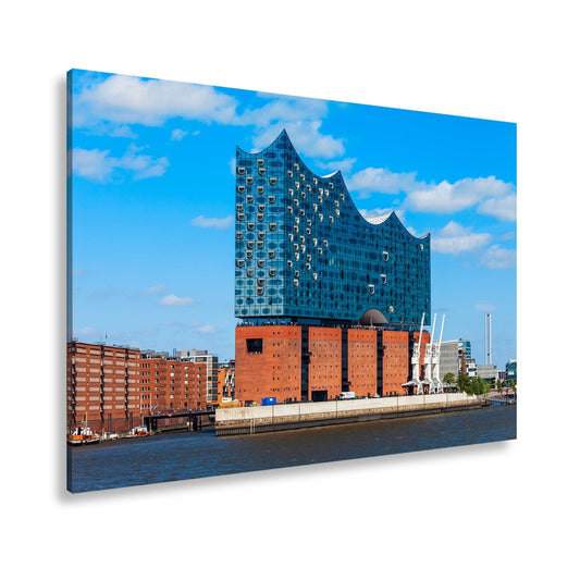 Leinwandbild Die Elbphilharmonie glänzt unter klarem Himmel am Strom. - deyoli