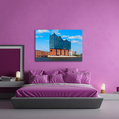 Leinwandbild Die Elbphilharmonie glänzt unter klarem Himmel am Strom. - deyoli