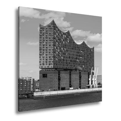 Leinwandbild Die Elbphilharmonie glänzt unter klarem Himmel am Strom. - deyoli
