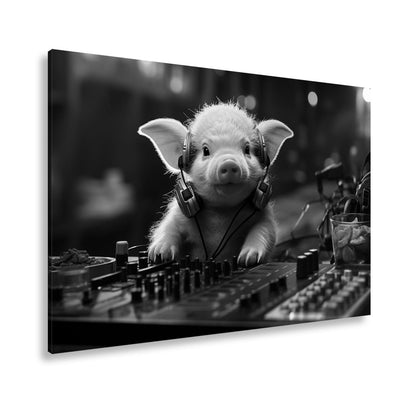 Leinwandbild DJ - Ferkel – süßer Beat zwischen Chips und Knöpfen. - deyoli