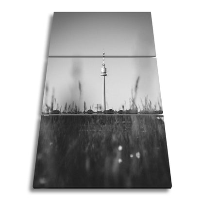 Leinwandbild Donauturm über Wiese im klaren Sommerhimmel XXL – Wien Wahrzeichen - deyoli