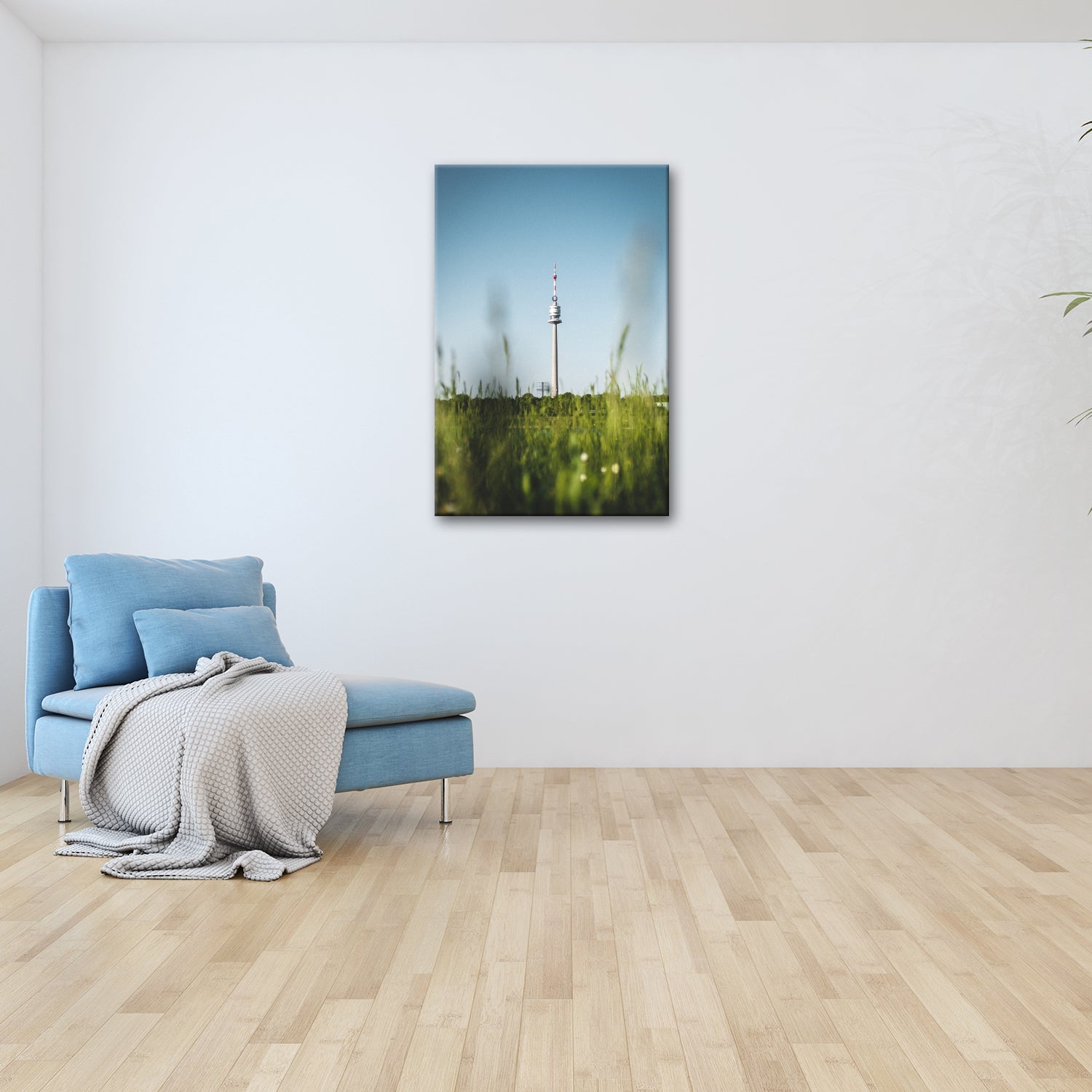 Leinwandbild Donauturm über Wiese im klaren Sommerhimmel XXL – Wien Wahrzeichen - deyoli