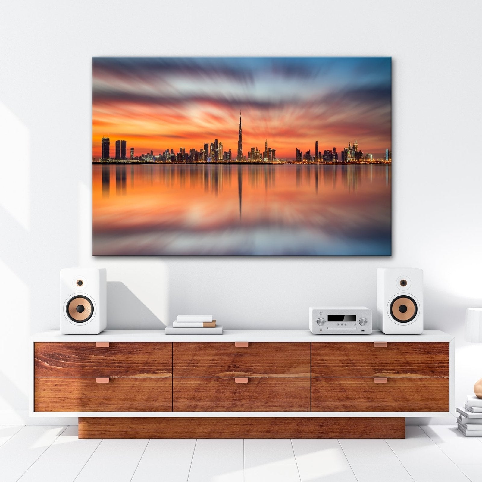 Leinwandbild Dubai XXL – Skyline spiegelt im glühenden Abendhimmel - deyoli