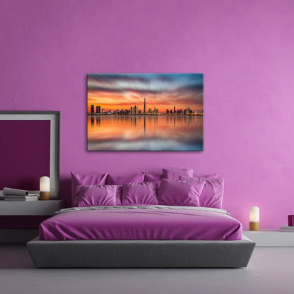 Leinwandbild Dubai XXL – Skyline spiegelt im glühenden Abendhimmel - deyoli