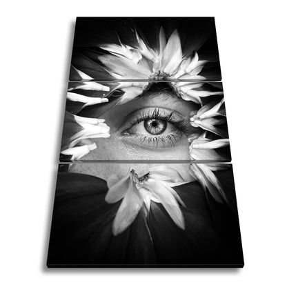 Leinwandbild Ein Auge wie ein Gedicht, umrahmt von blühender Tiefe - deyoli