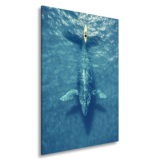 Leinwandbild Ein Kajak gleitet, ein Wal ruht – Stille in Blau. - deyoli