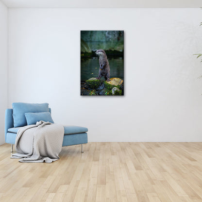 Leinwandbild Ein Otter in Pose – wachsam und voller natürlicher Anmut. - deyoli