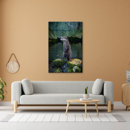Leinwandbild Ein Otter in Pose – wachsam und voller natürlicher Anmut. - deyoli