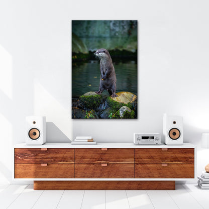 Leinwandbild Ein Otter in Pose – wachsam und voller natürlicher Anmut. - deyoli