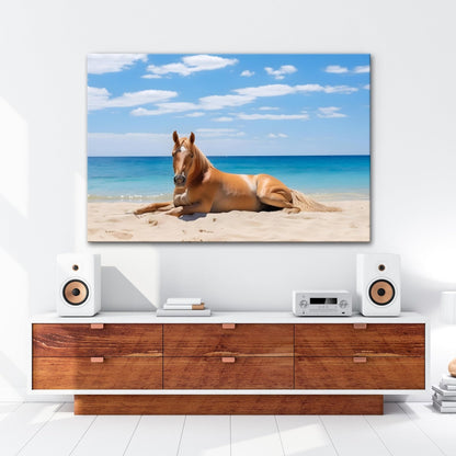 Leinwandbild Ein Pferd ruht am Meer – Gelassenheit in goldener Sonne - deyoli