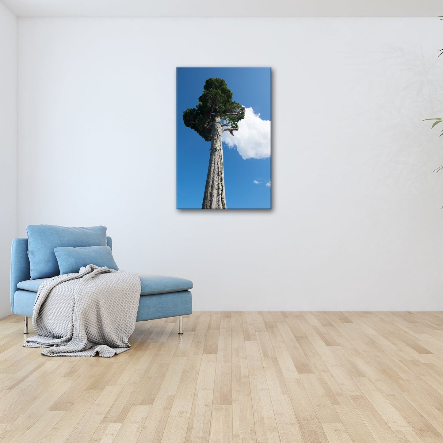 Leinwandbild Ein Riese aus Holz streckt sich in den Himmel. - deyoli