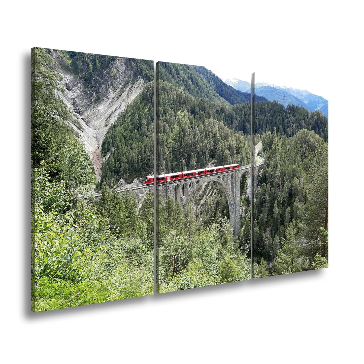 Leinwandbild Ein roter Zug schwebt über ein grünes Meer aus Tannen. - deyoli