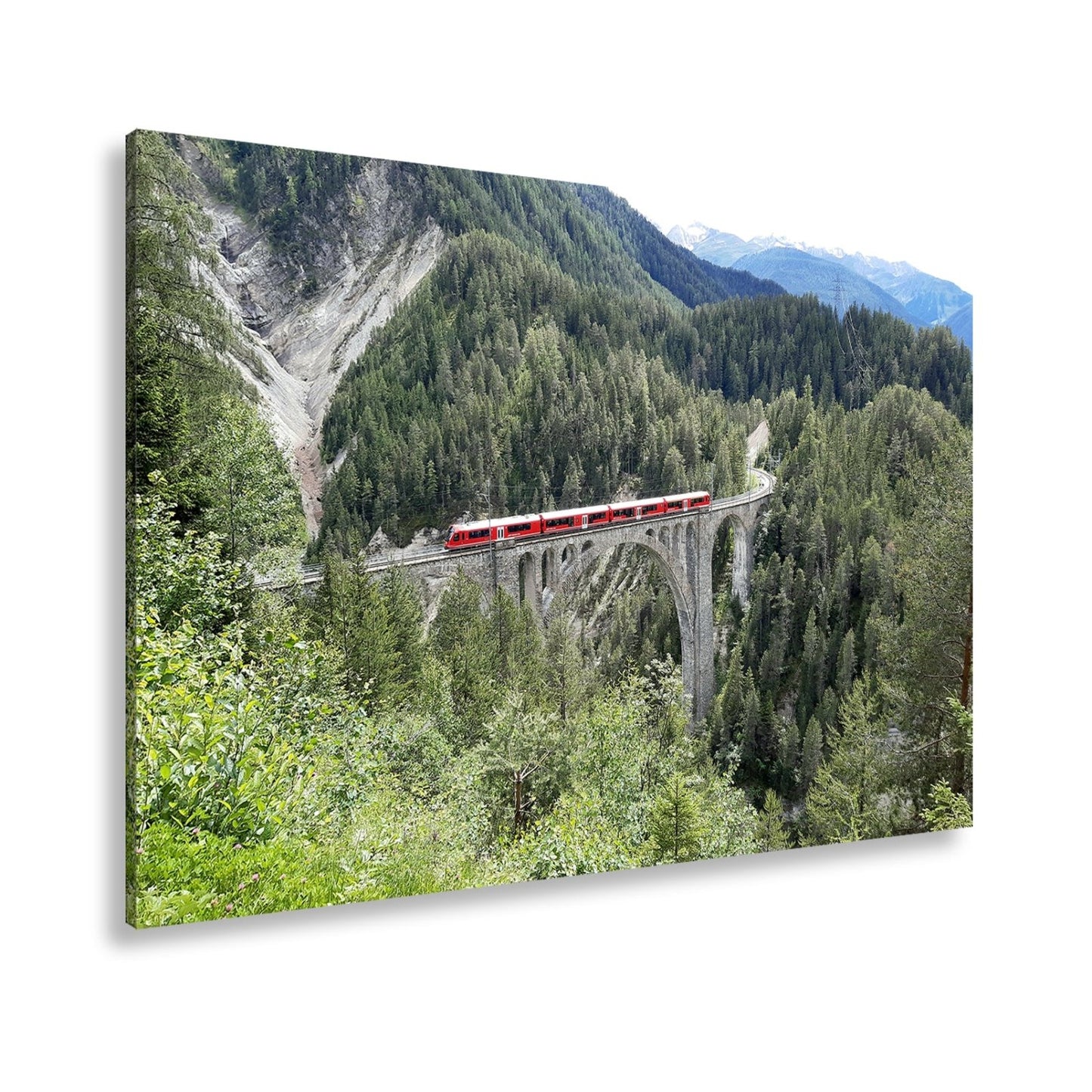 Leinwandbild Ein roter Zug schwebt über ein grünes Meer aus Tannen. - deyoli
