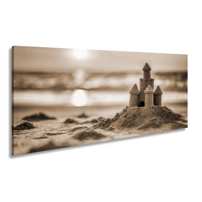 Leinwandbild Ein Sandburgtraum glüht im goldenen Licht des Sonnenuntergangs. - deyoli