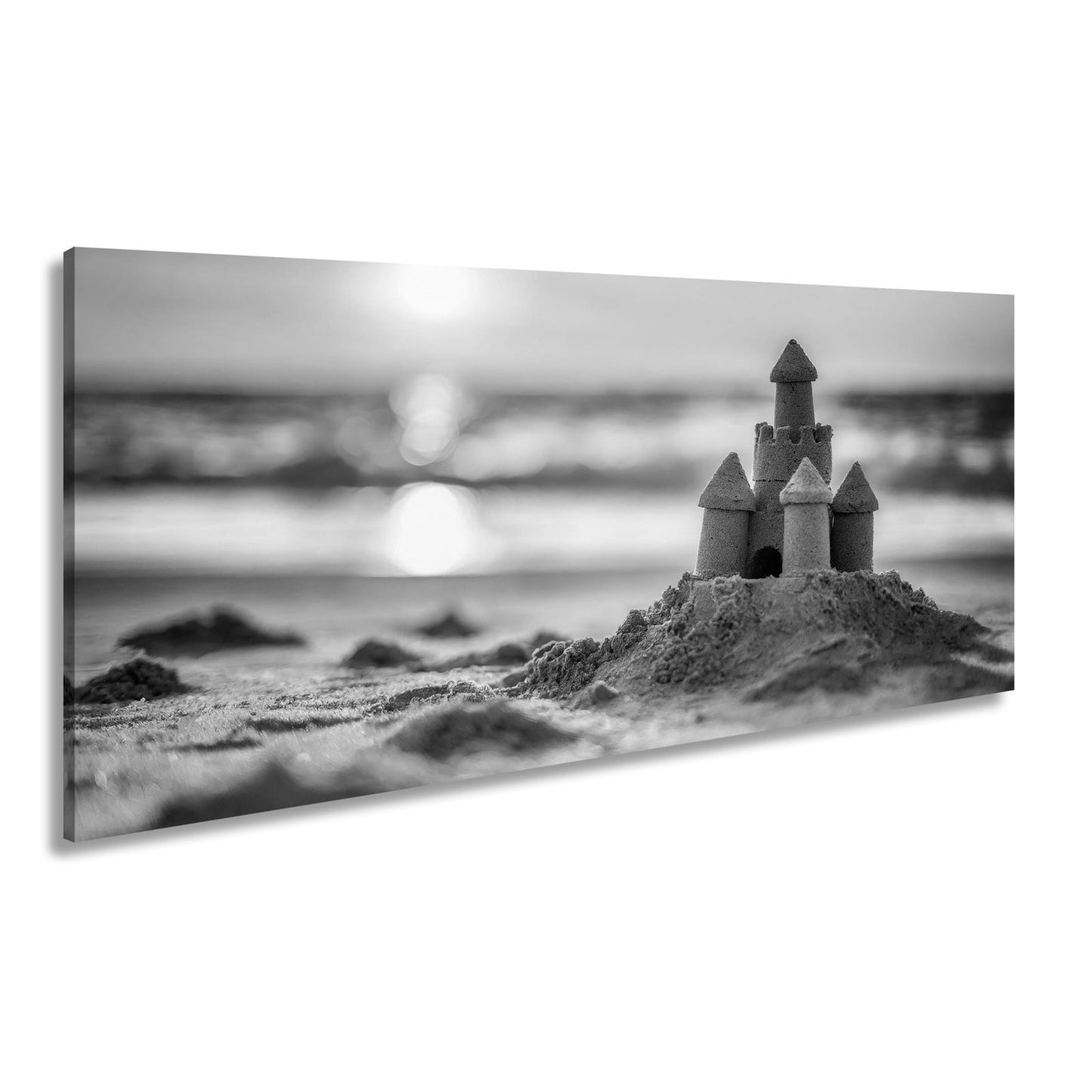 Leinwandbild Ein Sandburgtraum glüht im goldenen Licht des Sonnenuntergangs. - deyoli