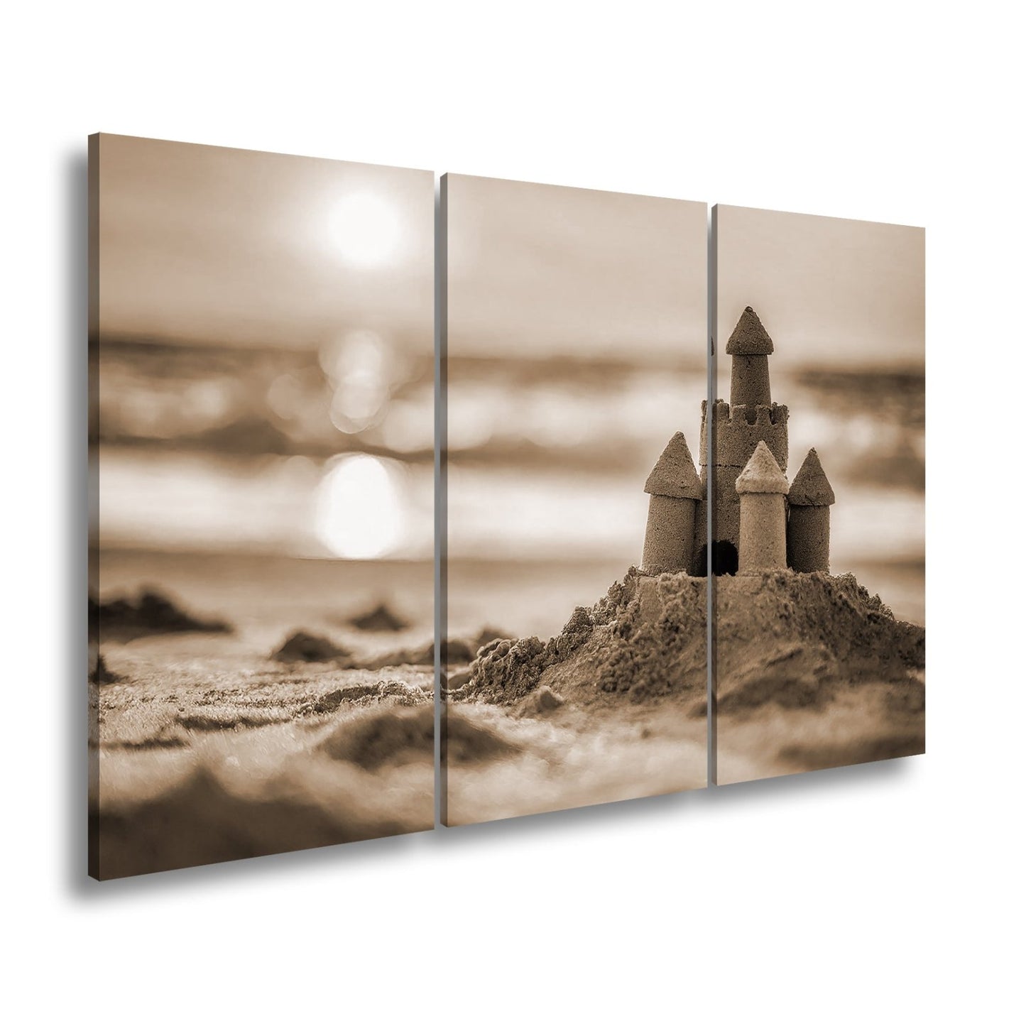 Leinwandbild Ein Sandburgtraum glüht im goldenen Licht des Sonnenuntergangs. - deyoli