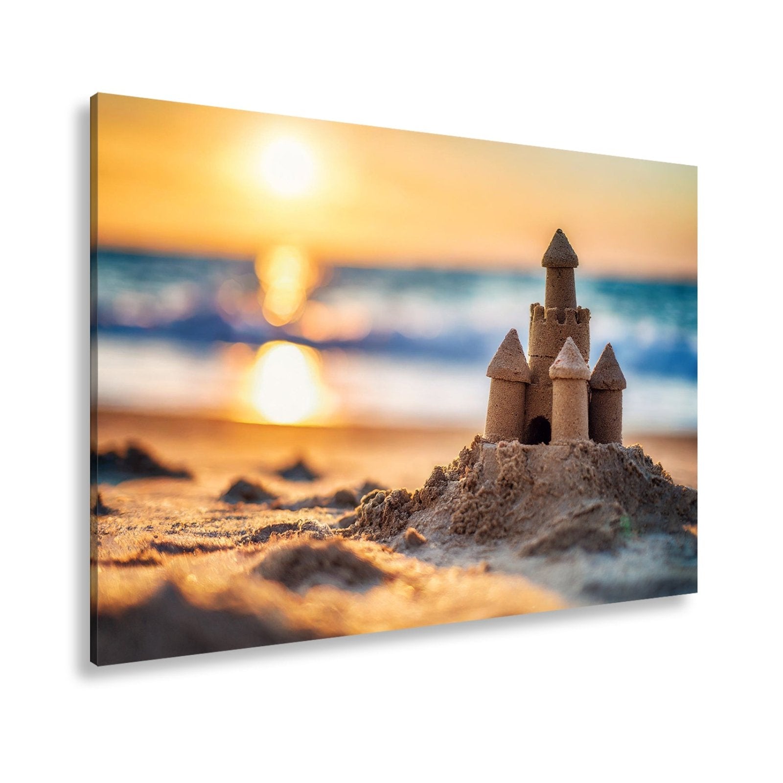 Leinwandbild Ein Sandburgtraum glüht im goldenen Licht des Sonnenuntergangs. - deyoli