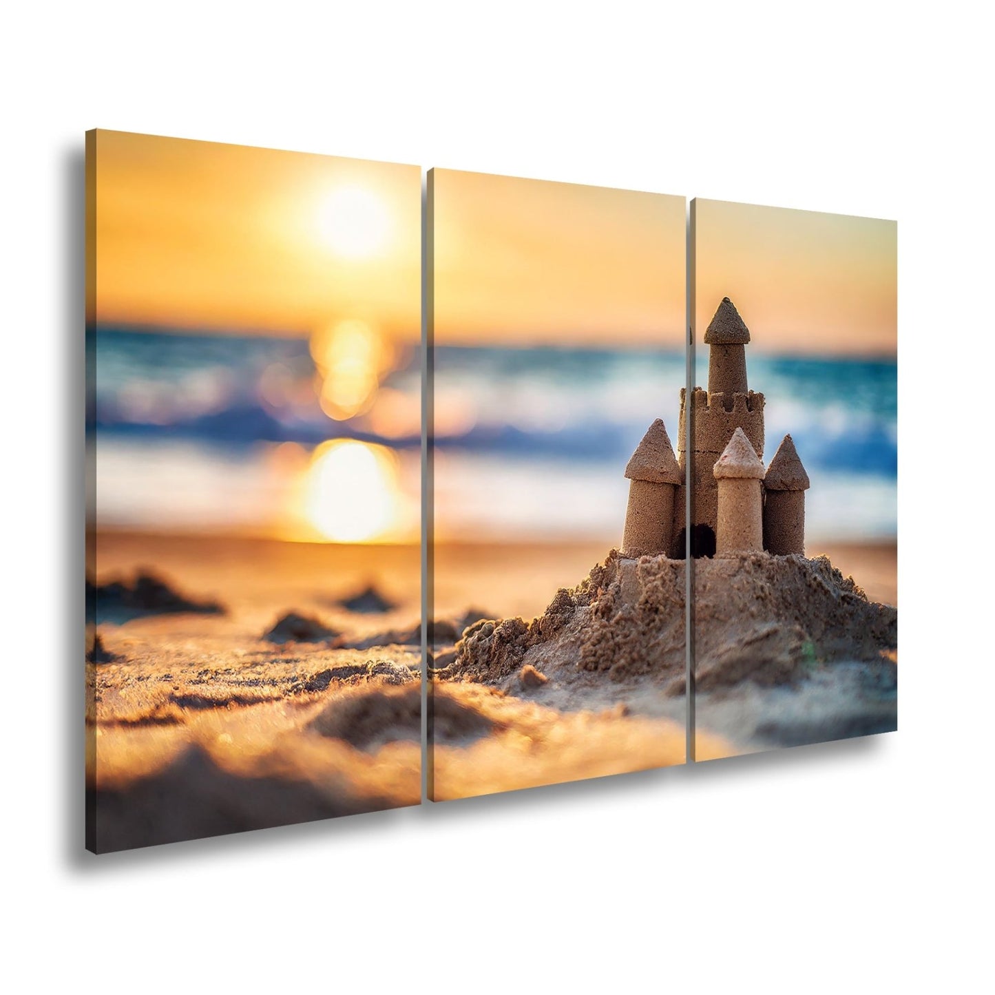 Leinwandbild Ein Sandburgtraum glüht im goldenen Licht des Sonnenuntergangs. - deyoli