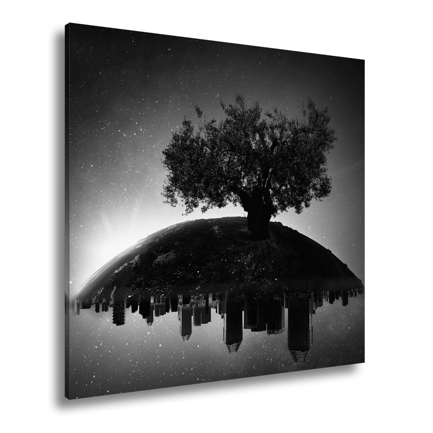 Leinwandbild Ein stiller Baum wacht über schlafende Städte. - deyoli