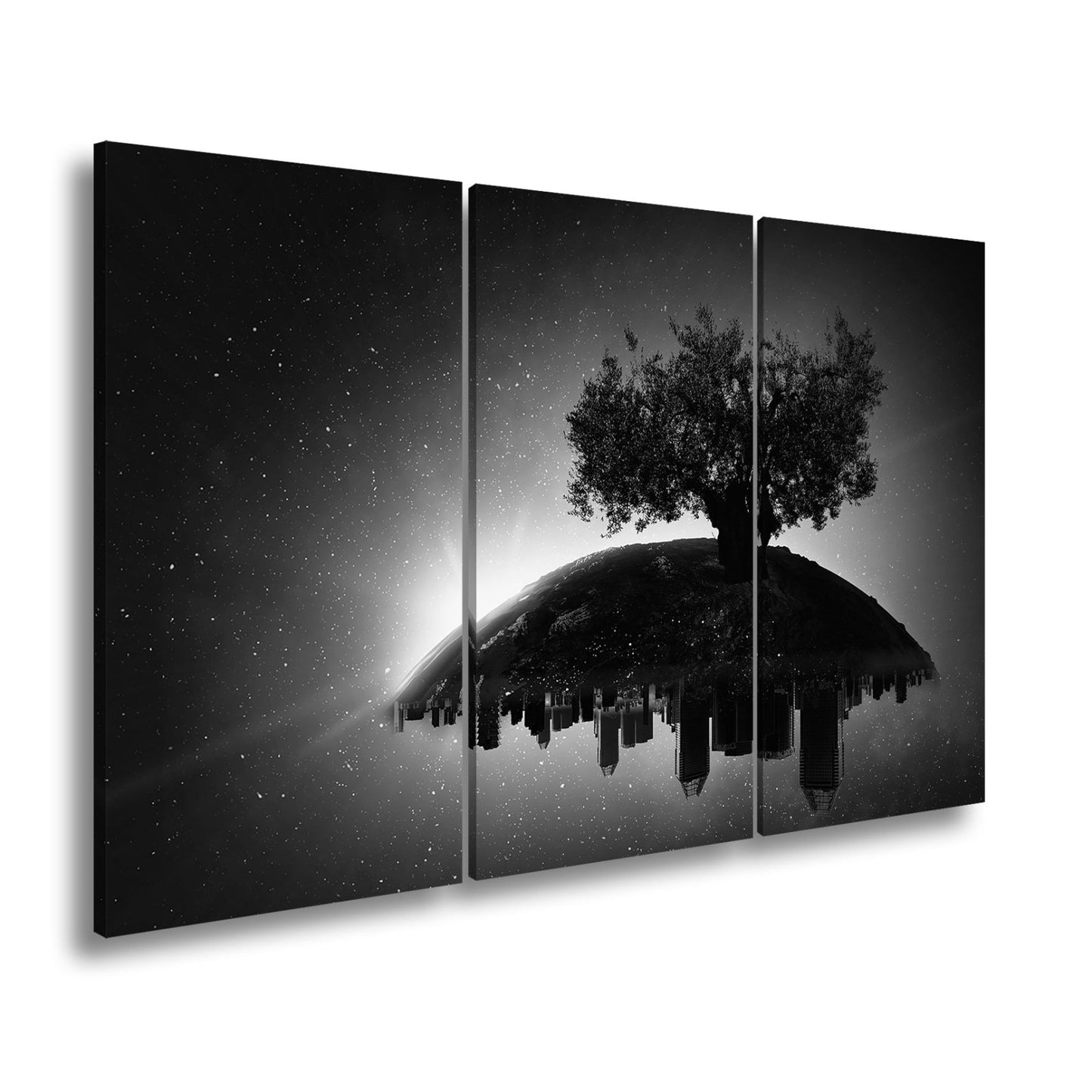 Leinwandbild Ein stiller Baum wacht über schlafende Städte. - deyoli