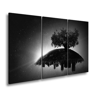 Leinwandbild Ein stiller Baum wacht über schlafende Städte. - deyoli
