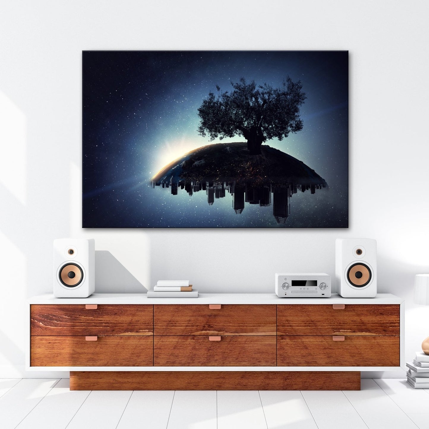 Leinwandbild Ein stiller Baum wacht über schlafende Städte. - deyoli
