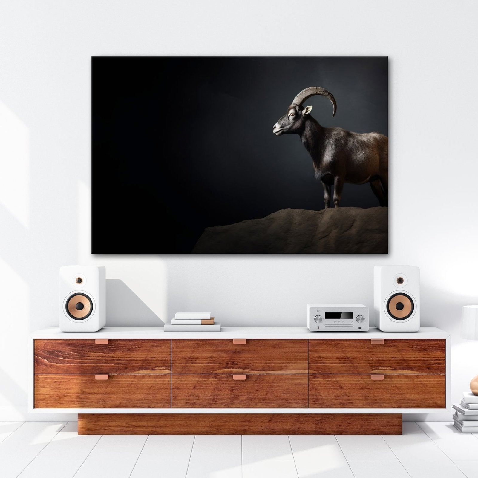 Leinwandbild Ein stolzer Steinbock steht still im dramatischen Licht. - deyoli