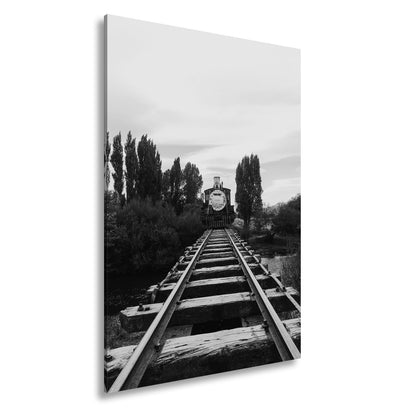 Leinwandbild Ein Zug, der direkt in die Stille der Natur fährt. - deyoli