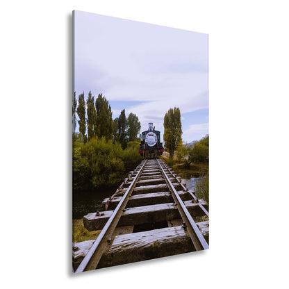 Leinwandbild Ein Zug, der direkt in die Stille der Natur fährt. - deyoli
