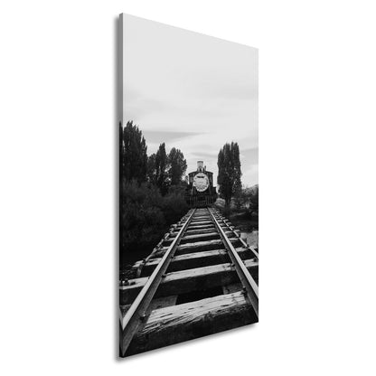 Leinwandbild Ein Zug, der direkt in die Stille der Natur fährt. - deyoli