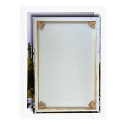 Leinwandbild Ein Zug, der direkt in die Stille der Natur fährt. - deyoli