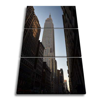 Leinwandbild Empire State XXL – Majestätisch zwischen dunklen Straßenschluchten - deyoli