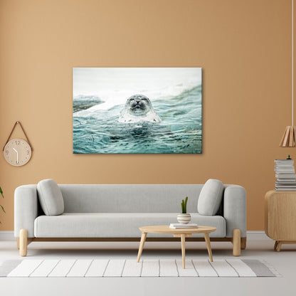 Leinwandbild Entspannte Robbe – Eisiges Wasser XXL Wandbild - deyoli