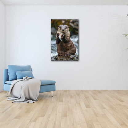 Leinwandbild Fang des Tages – Otterglück mit tropfender Beute. - deyoli