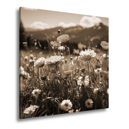 Leinwandbild Farbenfrohe Wiesenblumen tanzen vor Bergkulisse. - deyoli