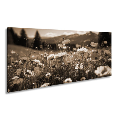Leinwandbild Farbenfrohe Wiesenblumen tanzen vor Bergkulisse. - deyoli