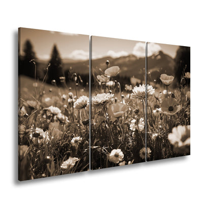 Leinwandbild Farbenfrohe Wiesenblumen tanzen vor Bergkulisse. - deyoli