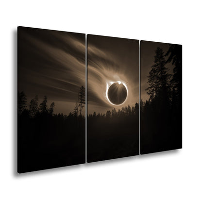 Leinwandbild Feurige Sonnenfinsternis über dunklem Wald XXL - Premium Wanddeko - deyoli