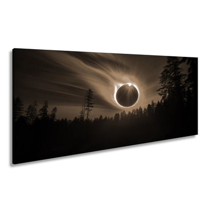 Leinwandbild Feurige Sonnenfinsternis über dunklem Wald XXL - Premium Wanddeko - deyoli
