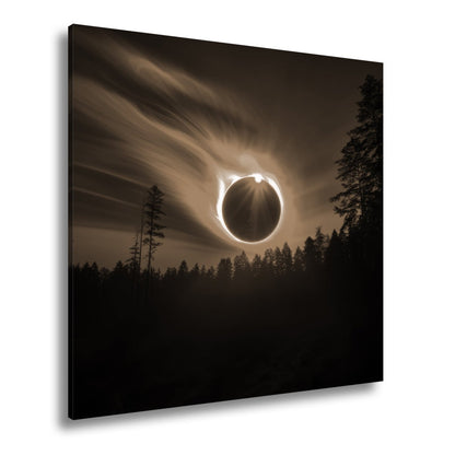 Leinwandbild Feurige Sonnenfinsternis über dunklem Wald XXL - Premium Wanddeko - deyoli