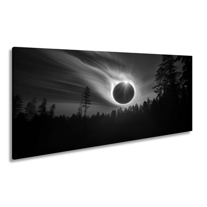 Leinwandbild Feurige Sonnenfinsternis über dunklem Wald XXL - Premium Wanddeko - deyoli