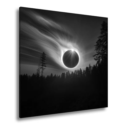 Leinwandbild Feurige Sonnenfinsternis über dunklem Wald XXL - Premium Wanddeko - deyoli