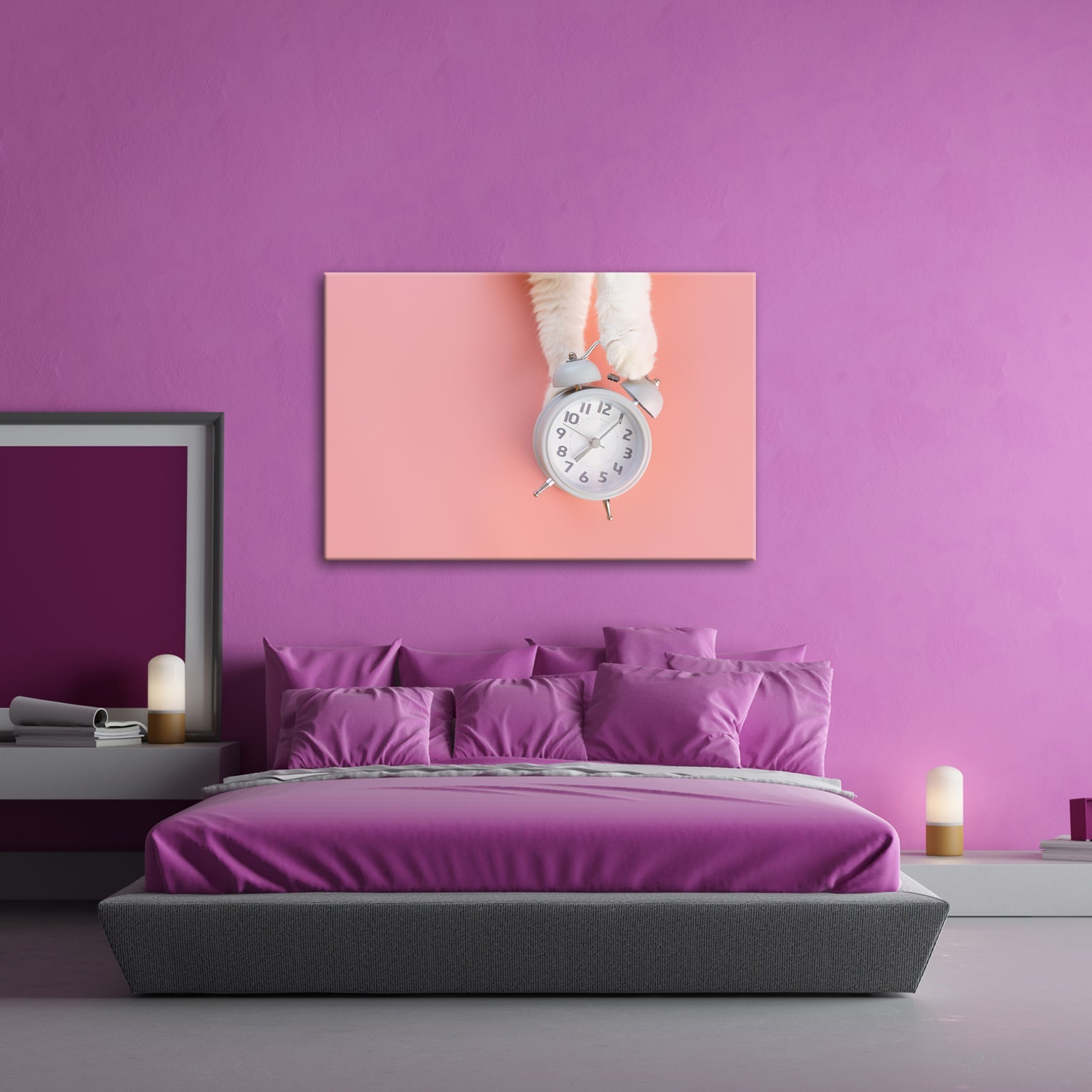 Leinwandbild Flauschige Pfoten halten die Zeit auf rosa Grund. - deyoli