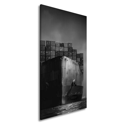 Leinwandbild Frachter im Regen glänzt wie Metallriese XXL – LKW Wandbild - deyoli