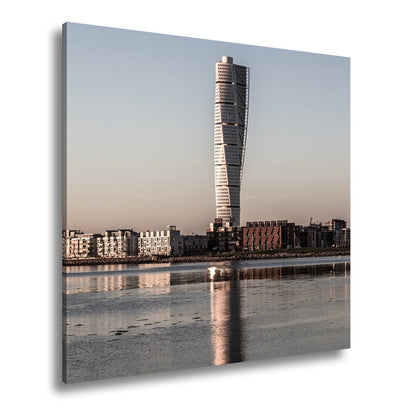 Leinwandbild Gedrehter Turm spiegelt sich im Wasser XXL – Architektur Wandbild - deyoli