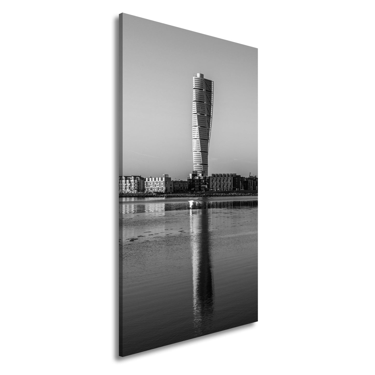 Leinwandbild Gedrehter Turm spiegelt sich im Wasser XXL – Architektur Wandbild - deyoli